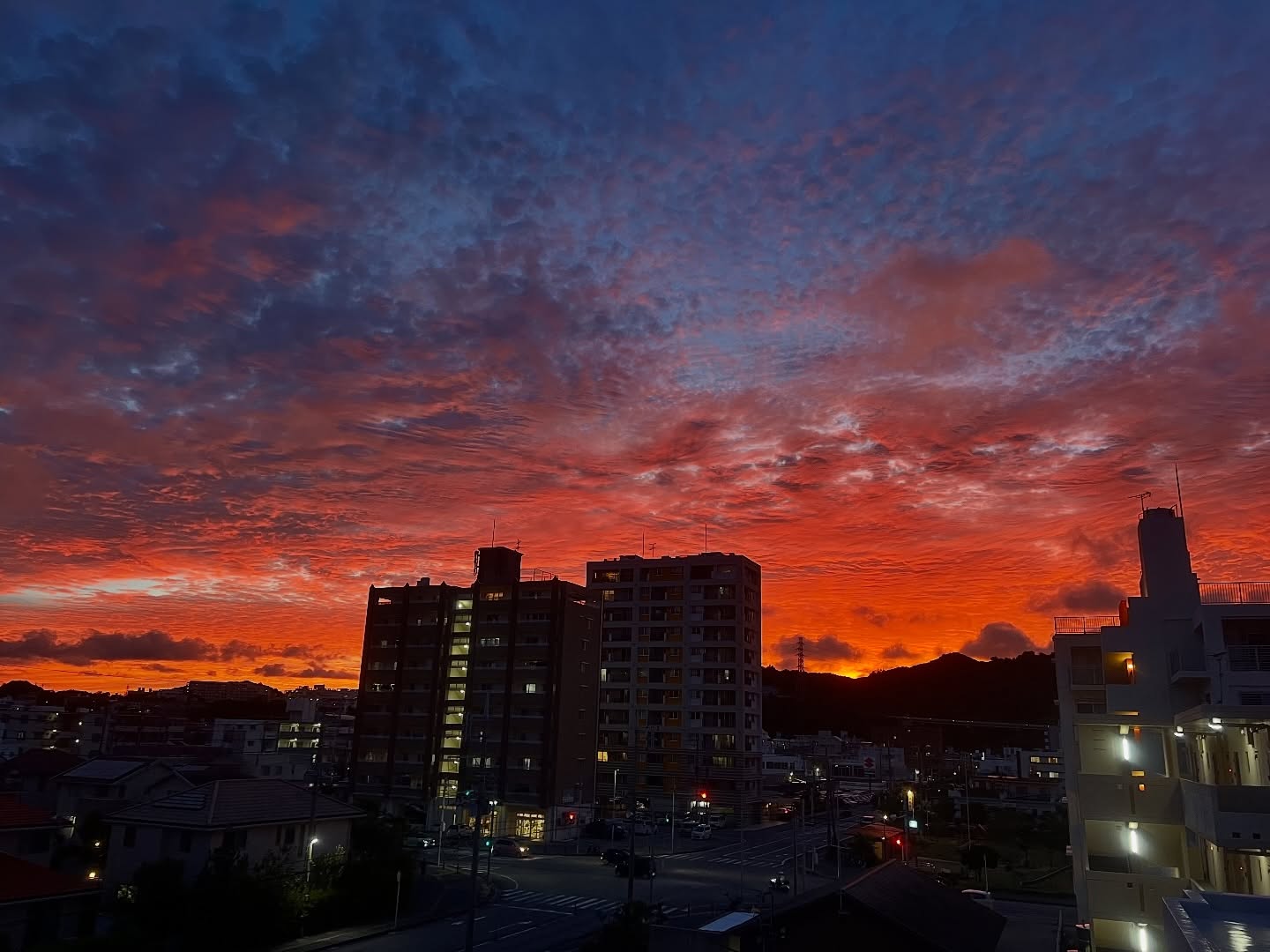 2025.8.8 pm19:25
東浜えびす橋通り交差点の夕暮れ風景🌆
#よなピク2
#風景...