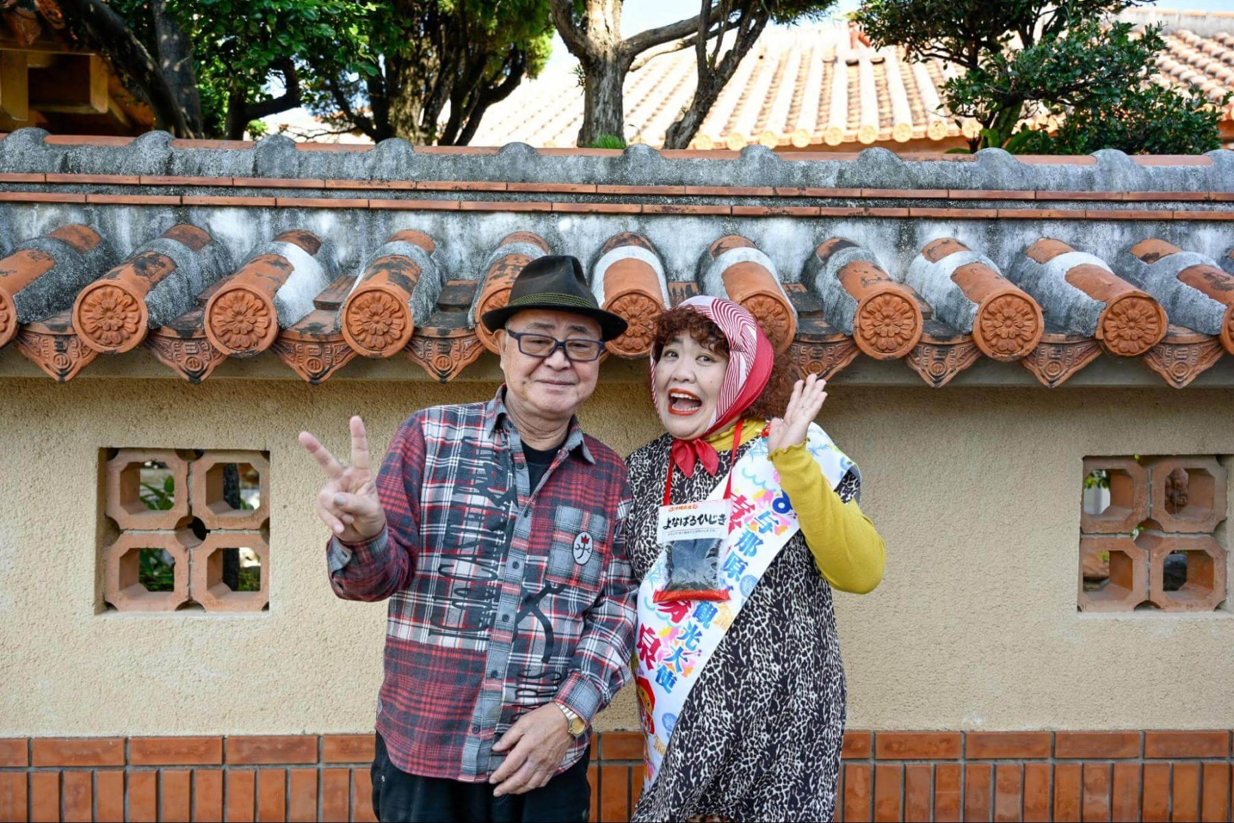 島袋瓦工場の島袋さんと一緒に撮影