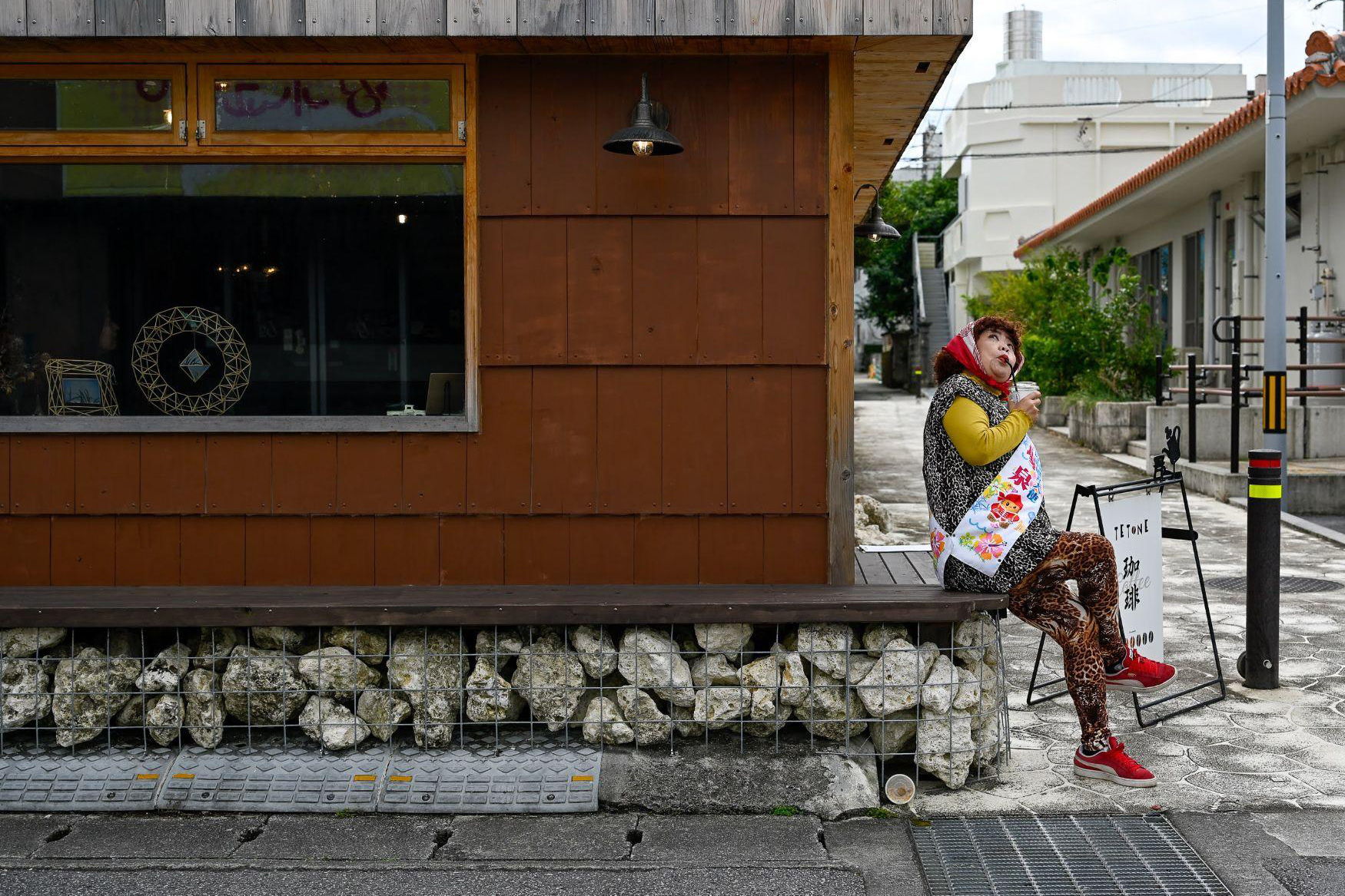 与那原町観光大使、喜舎場 泉さんと巡るディープな魅力発見ツアー《店舗編》