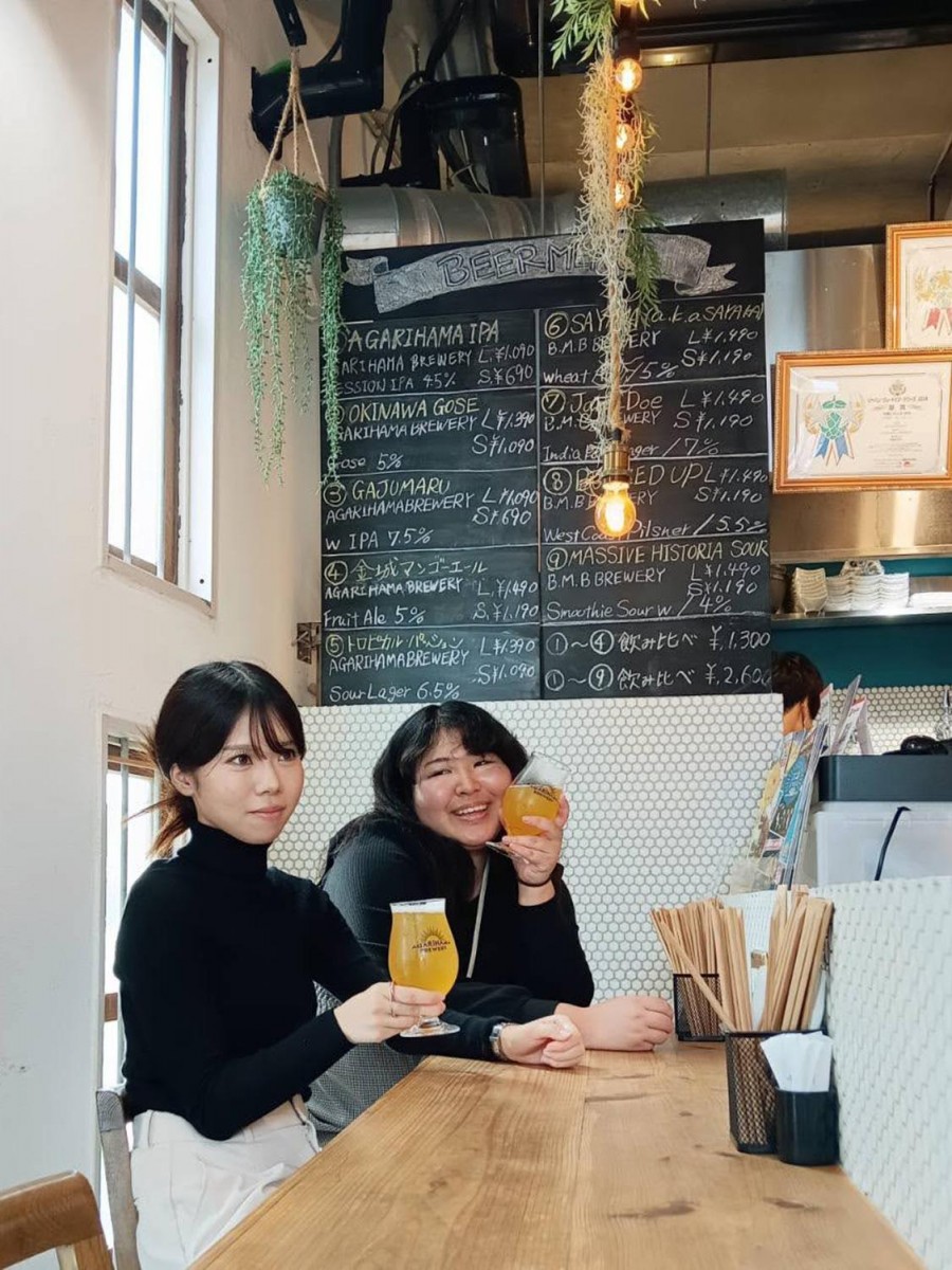 ビールを手に撮影