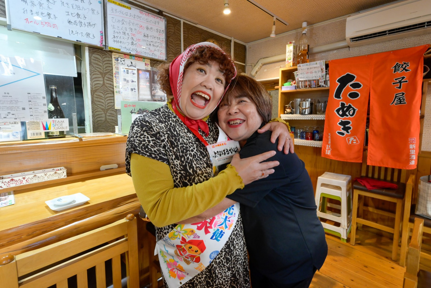 店主と与那原町観光大使・喜舎場泉さんは大の仲良し